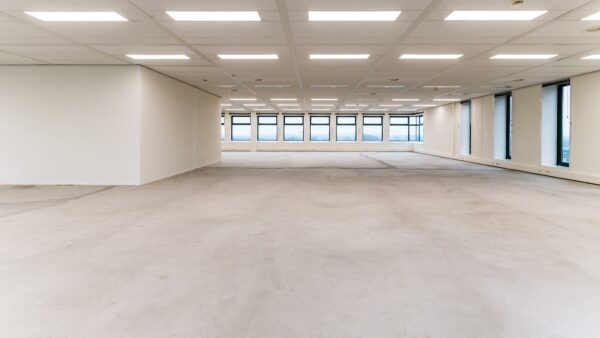 Leeg kantoorpand aan de George Hintzenweg met grote ramen en systeemplafond.
